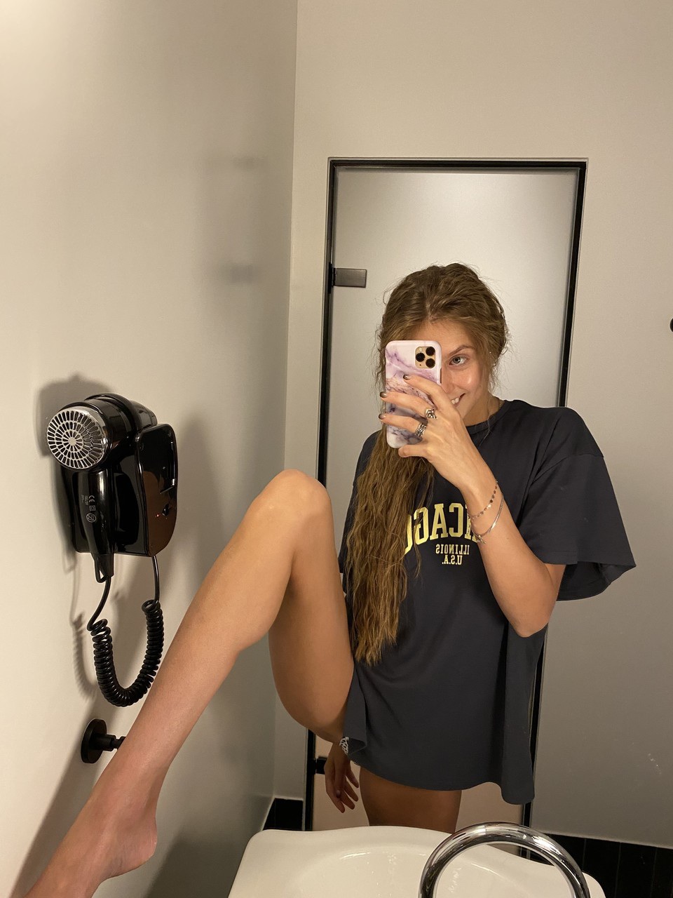 Main content: Nice legs